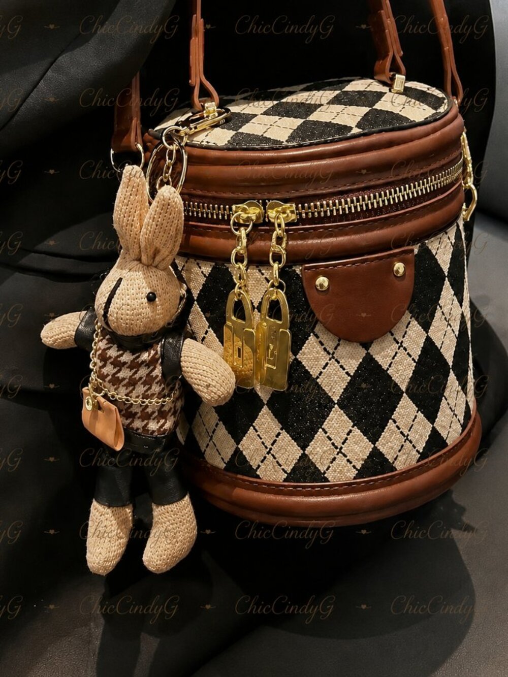 🧸Chic Argyle Bucket Bag w/ Cute Matching Bunny Charm & Adjustable Strap - Picture 7 of 13